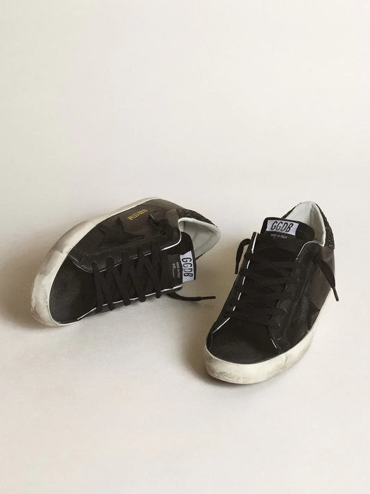 Super-Star en nappa noir avec étoile noire et contrefort pailleté