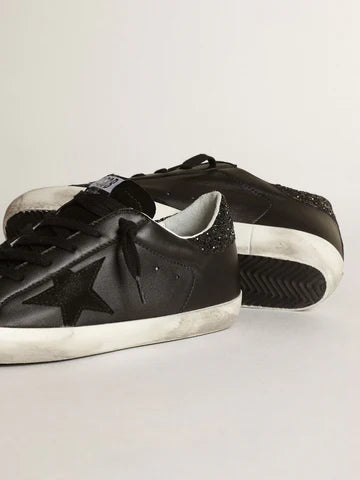 Super-Star en nappa noir avec étoile noire et contrefort pailleté